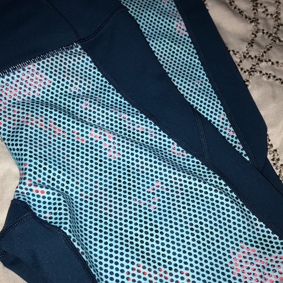 NWOT Under Armour Cropped - Picture 6 of 6